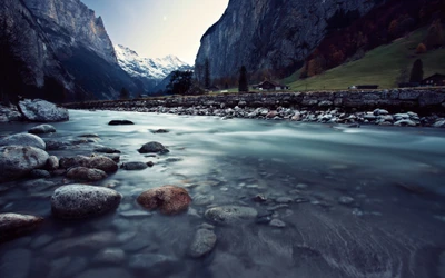 Ruhiger Flusslauf, umgeben von majestätischen Bergen