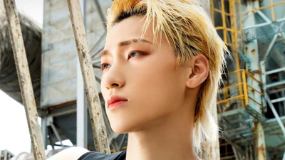 Choi San von ATEEZ in einer auffälligen Pose im Freien, die eine kühne und charismatische Präsenz zeigt.