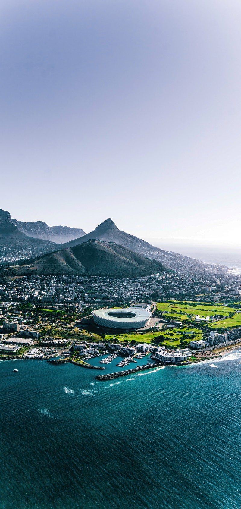 Вид с высоты на город и водоем с горами на заднем плане (кейптаун, cape town, национальный парк крюгера, море, вода)