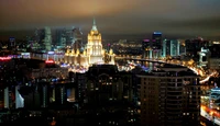 Des gratte-ciel illuminés et des monuments illuminent la ligne d'horizon d'une métropole vibrante la nuit, reflétant l'énergie de la ville capitale.