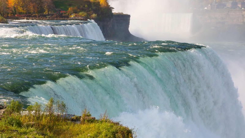 Арабский вид на водопад с человеком, стоящим на краю (ниагарский водопад, niagara falls, путешествие, отпуск, водопад)