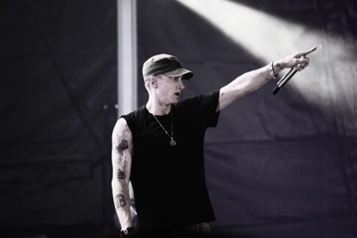 Eminem entregando uma performance poderosa no palco, microfone na mão, envolvendo o público com sua presença dinâmica.