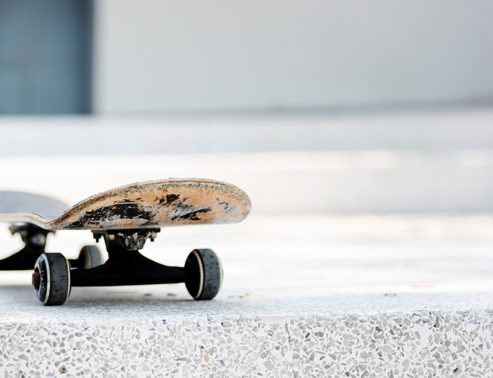 Ein skateboard, das auf dem beton liegt (skateboard, longboard, longboarding, skateboarding, brettsport)