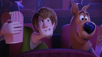 Shaggy y Scooby-Doo disfrutando de una noche de cine