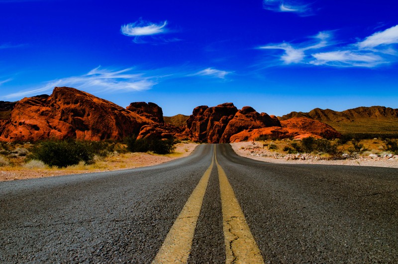 Долгая дорога с желтой линией посередине (valley of fire state park, невада, соединённые штаты, бесконечная дорога, скальные образования)