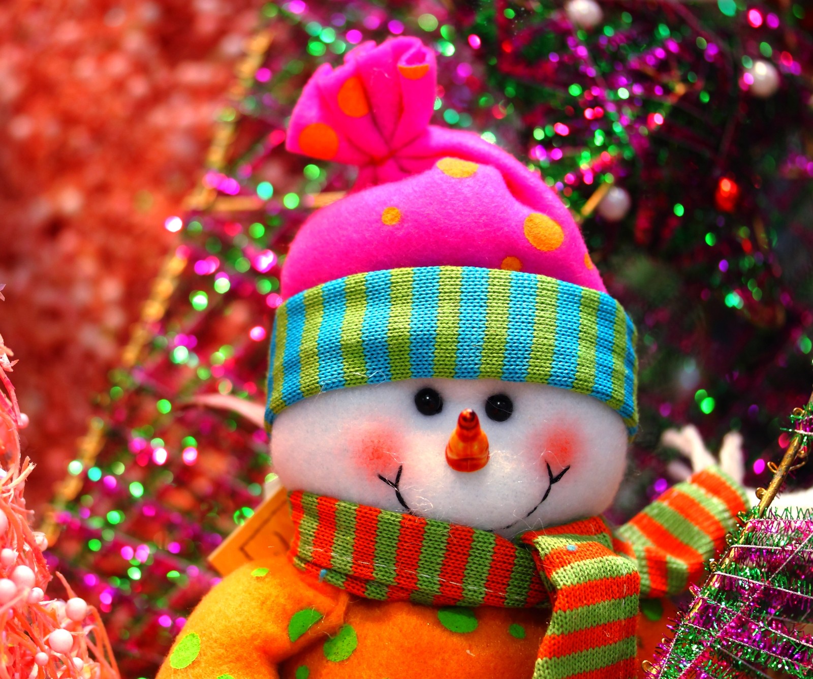 Decorações de natal coloridas com um boneco de neve e uma árvore (natal, feriado, neve, boneco de neve, árvore)