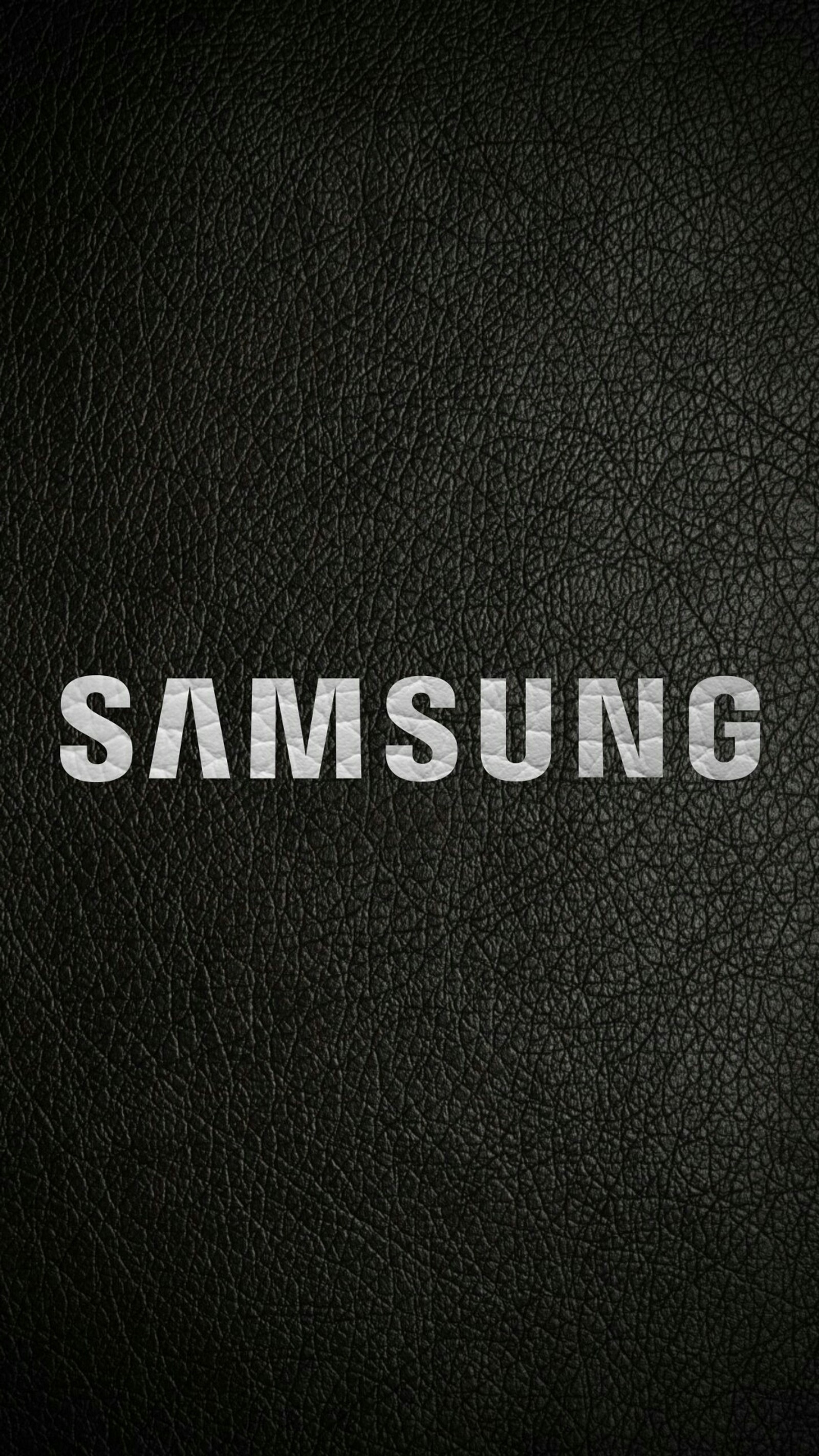 Close-up de uma superfície de couro preto com a palavra samsung escrita nela (logotipo, samsung)