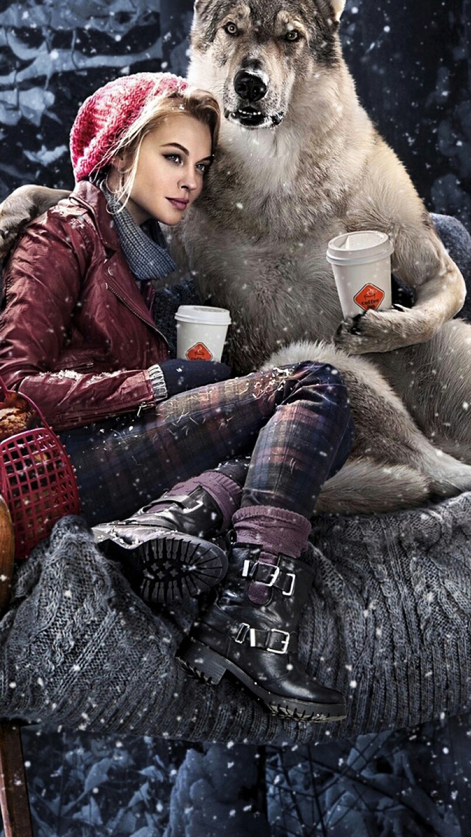 Une femme assise sur une chaise avec un chien et une tasse de café (boisson, fille, neige, loup)