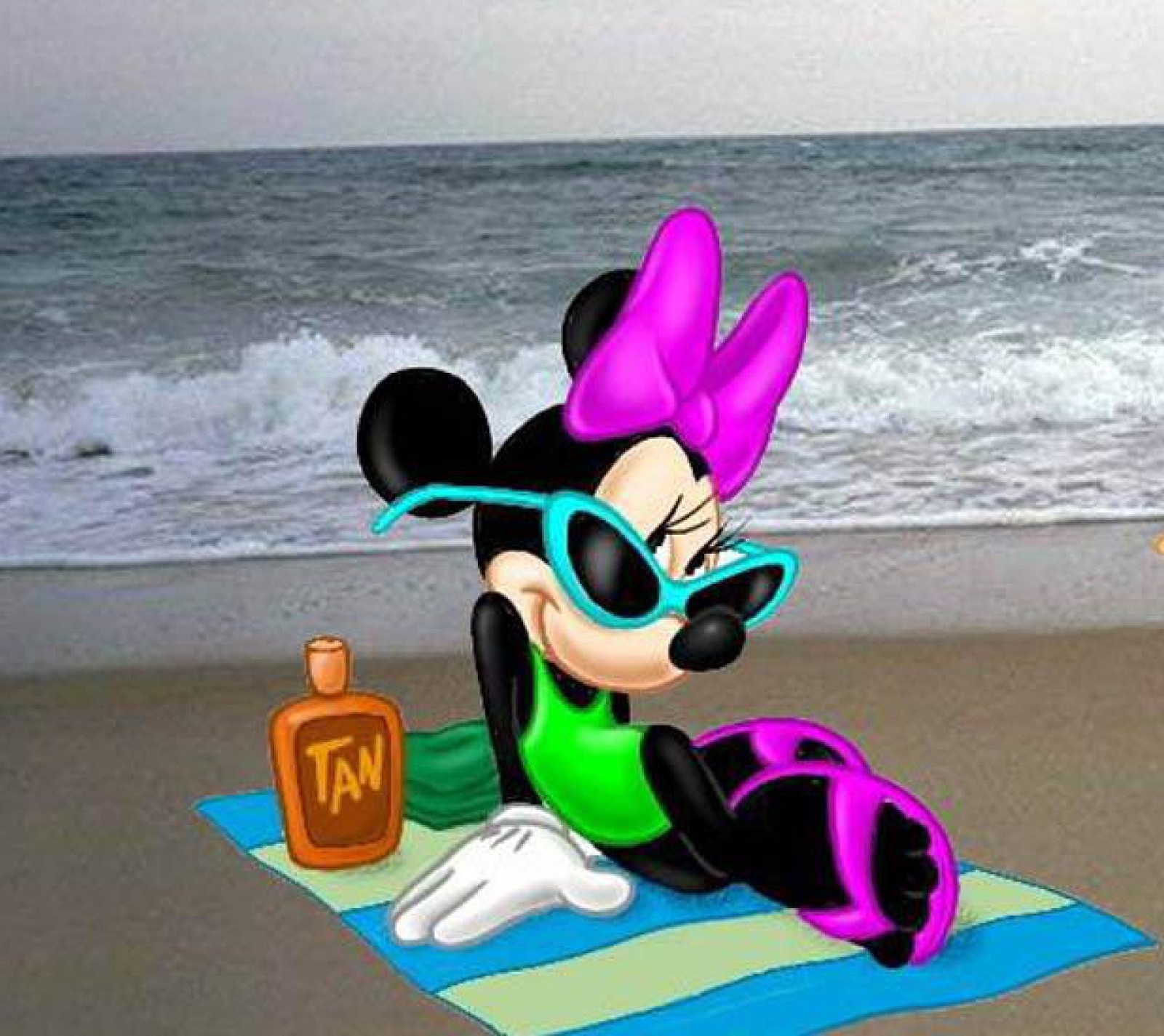 Mickey mouse na praia com uma garrafa de protetor solar (desenhos animados, minnie mouse)