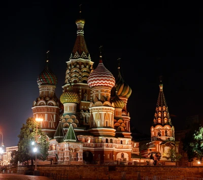 Die Basilius-Kathedrale, nachts beleuchtet in Moskau