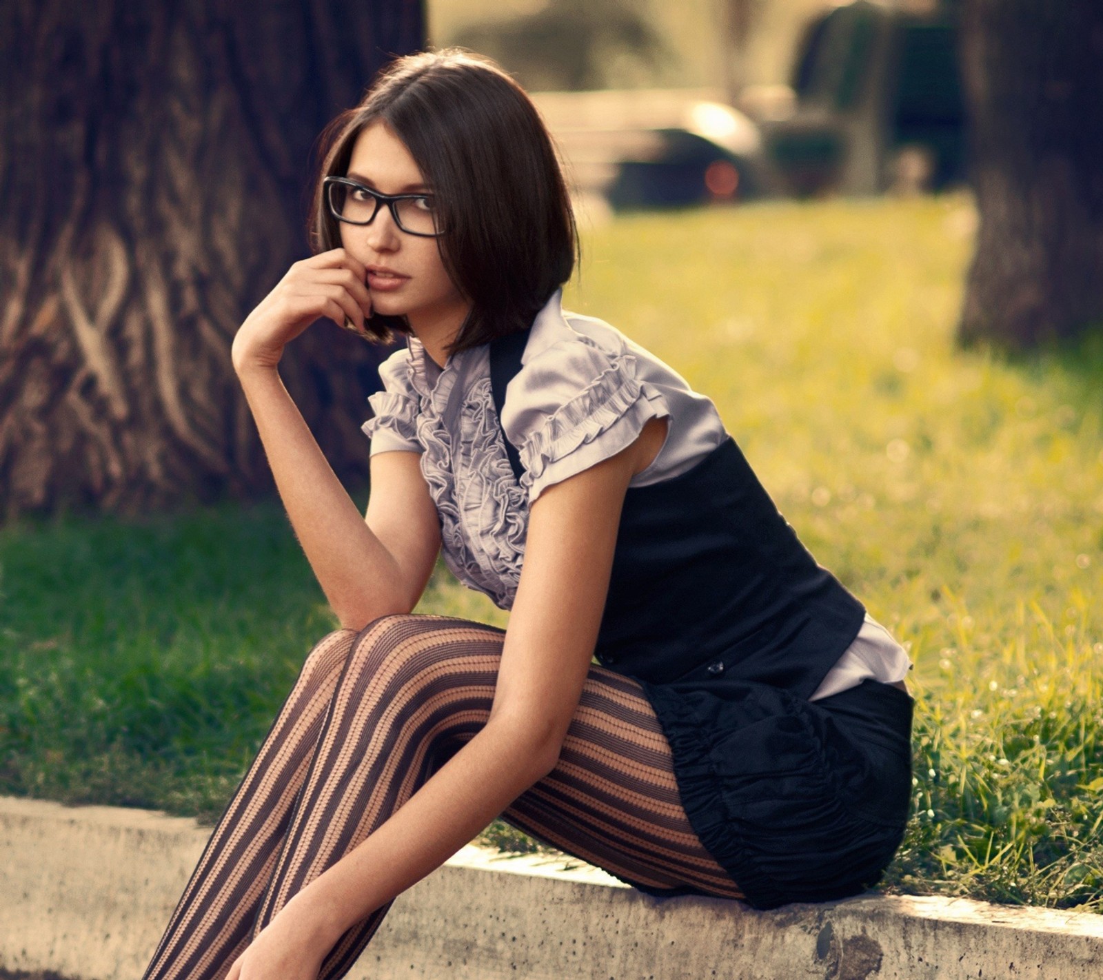 Скачать обои girl in glasses, природа, колготки