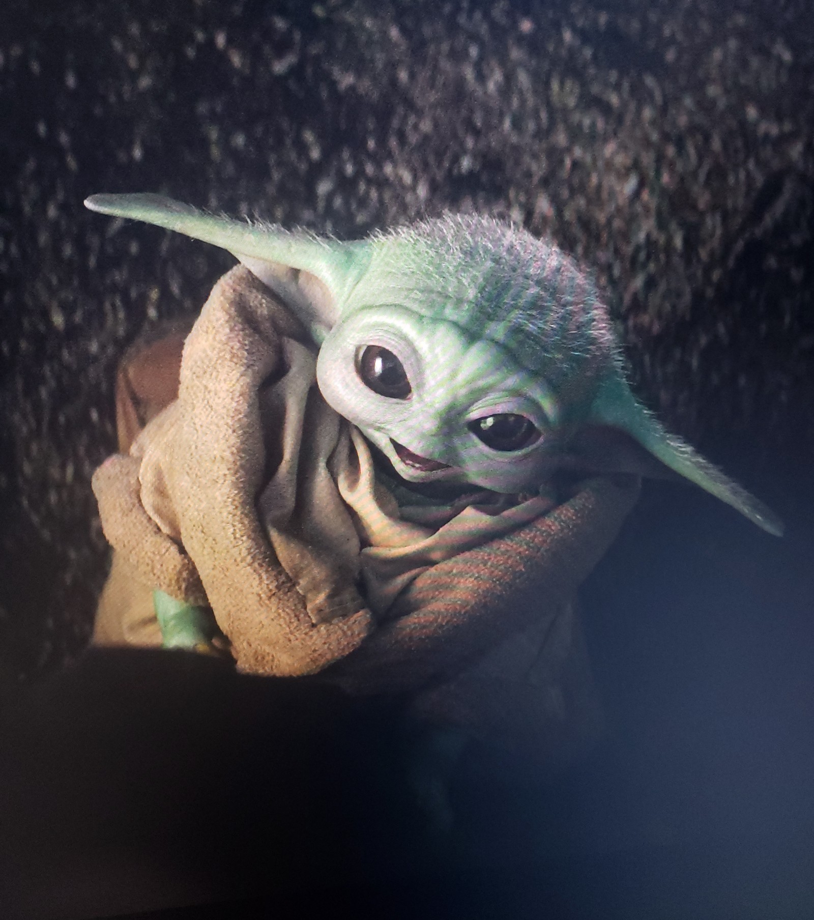 Hay un bebé yoda envuelto en una manta (babyyoda, lindo, mandaloriano, star wars, starwars)