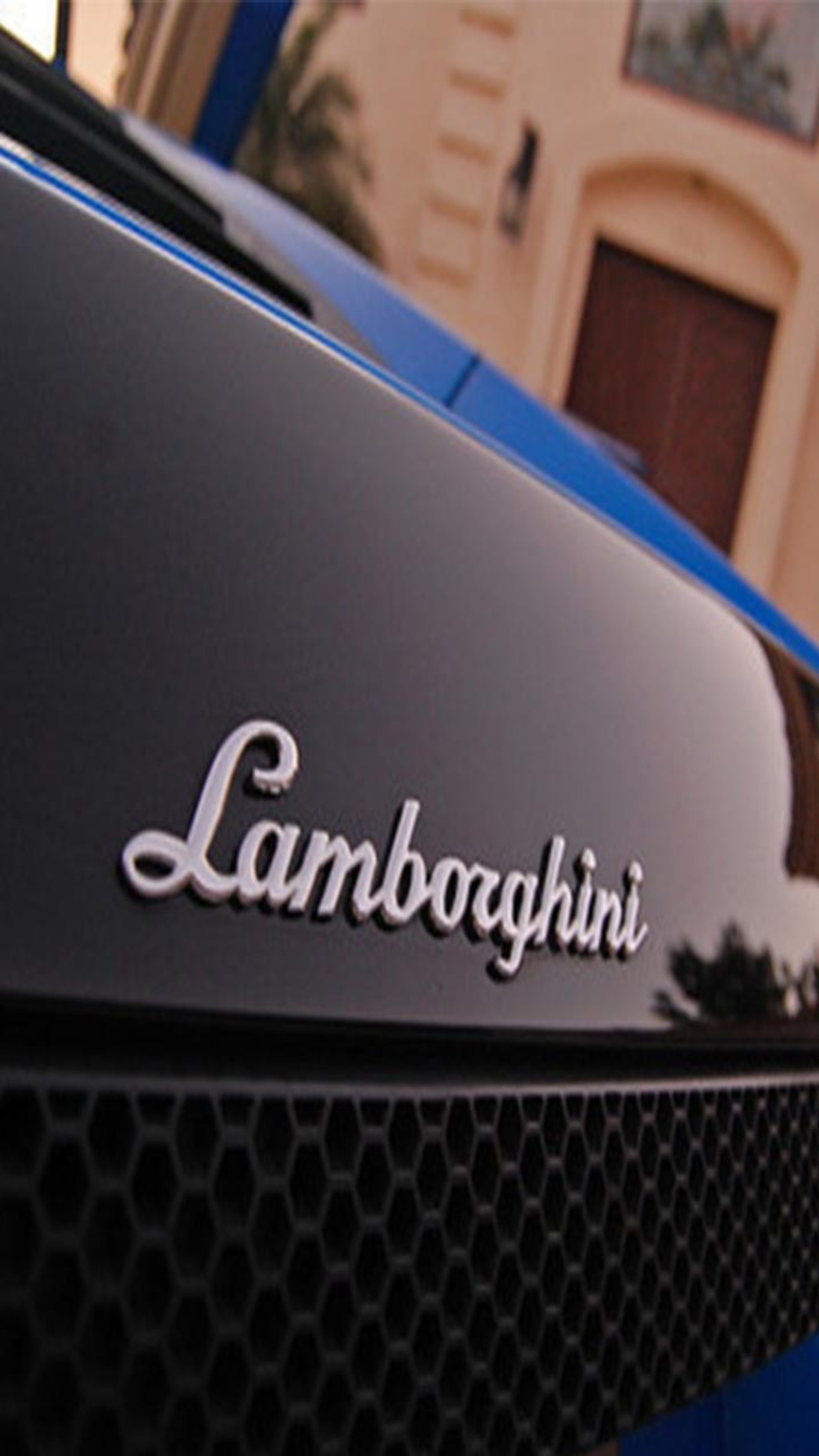 Un gros plan du logo lamborghini sur une voiture bleue (voiture, logo)