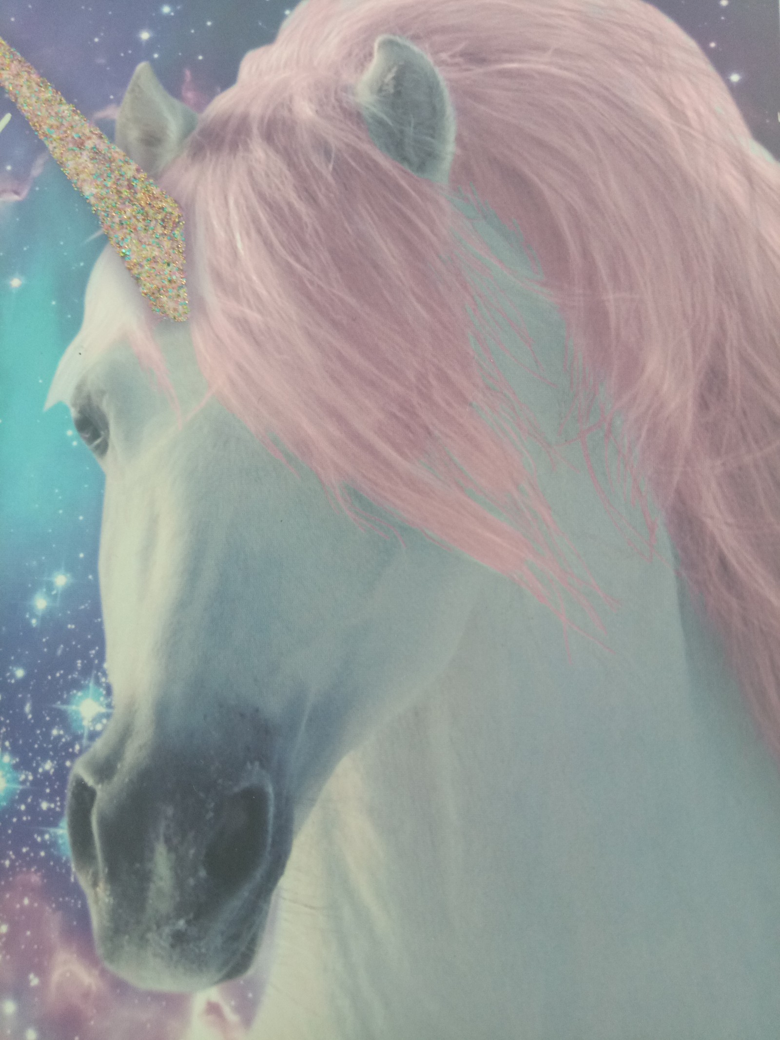 Einhorn mit pinken haaren und einem goldenen horn vor einem galaxiehintergrund (einhorn, weiß)