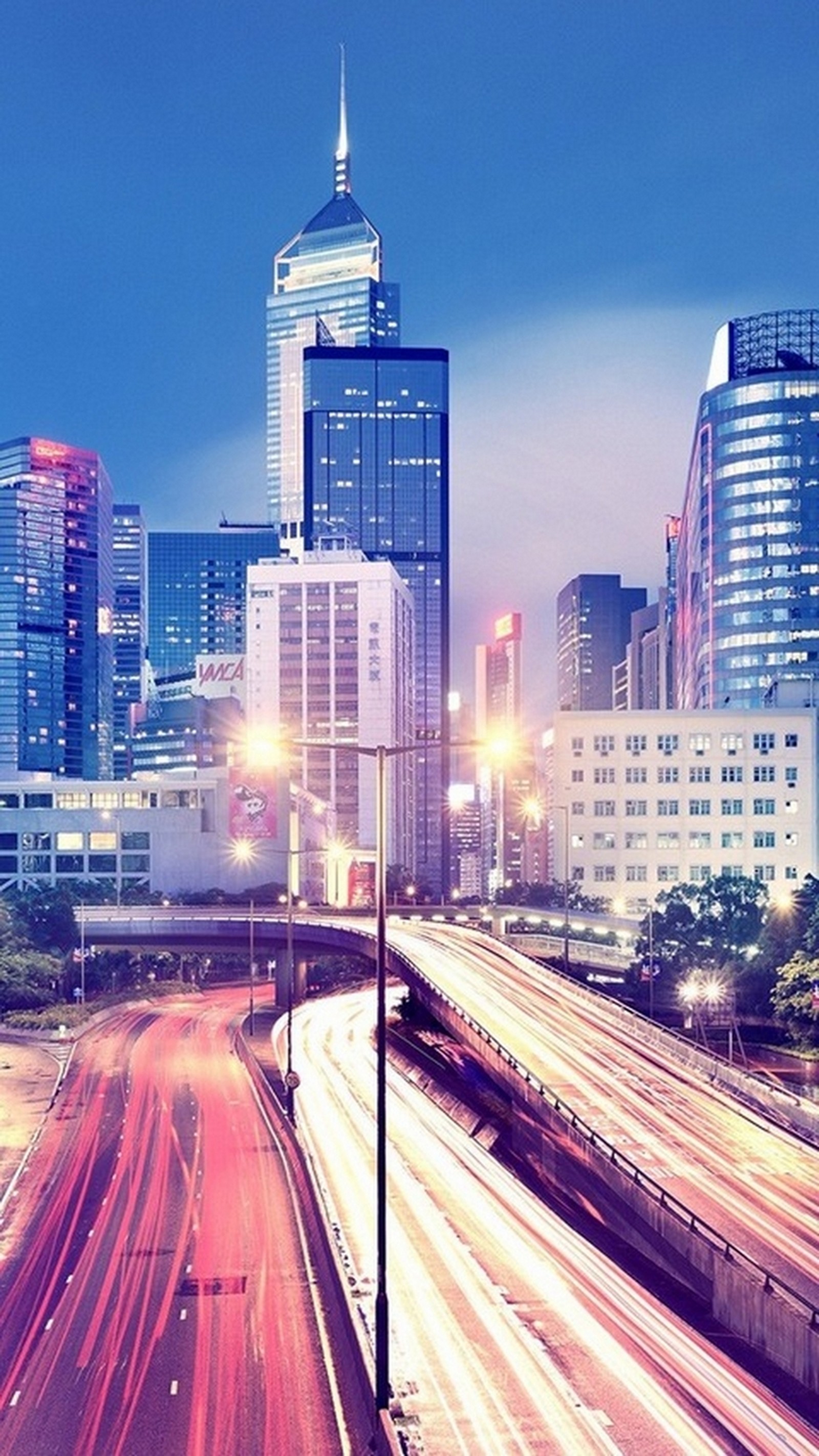 Un hermoso horizonte urbano con una carretera y una carretera de noche (ciudad, paisaje, luces, torres)