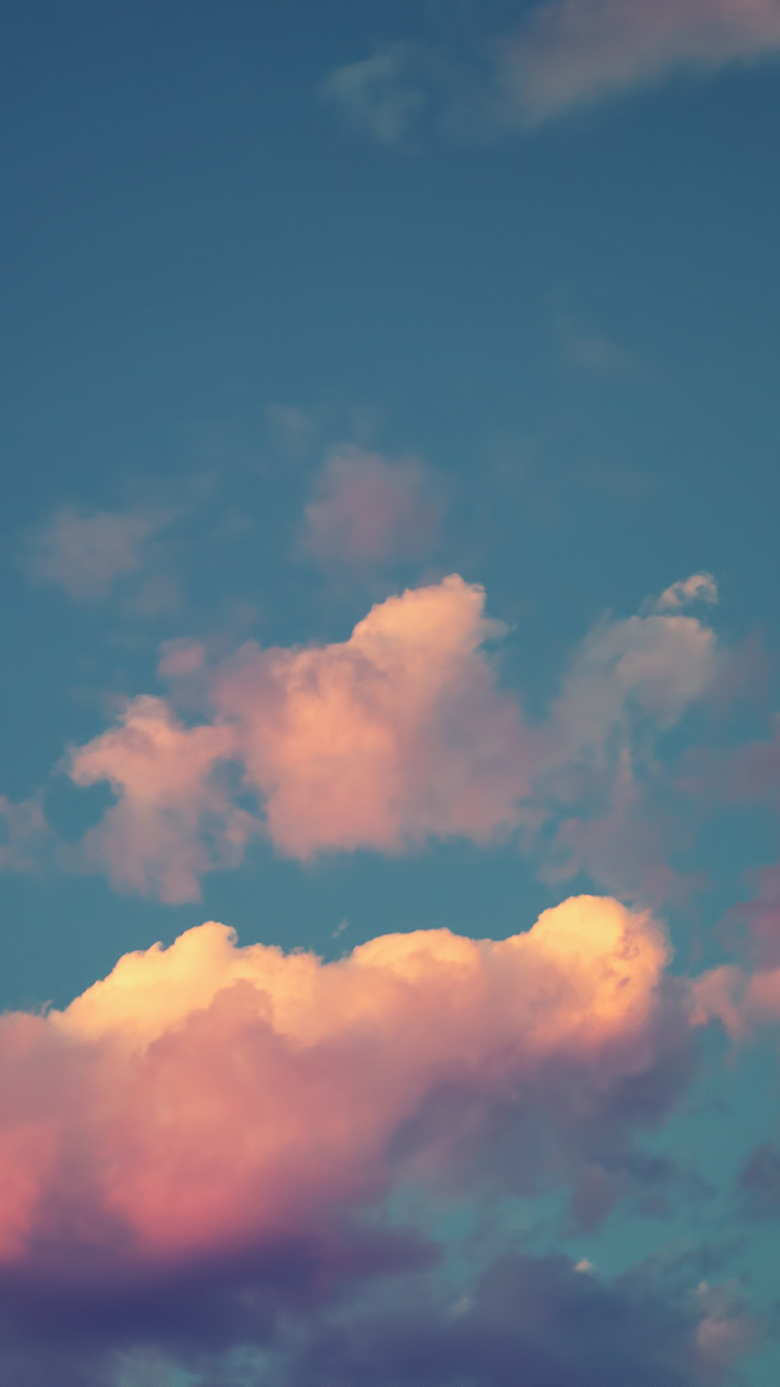 Un avion vole à travers les nuages dans le ciel (aimer, papier peint)