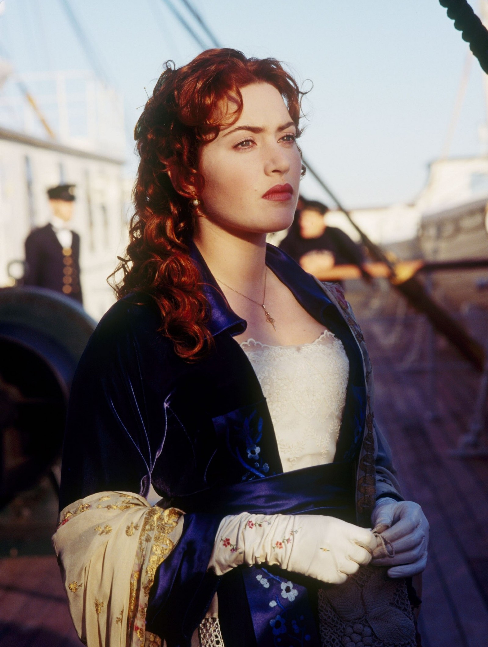 Une femme en robe et gants sur un bateau (kate, rose, titanic)