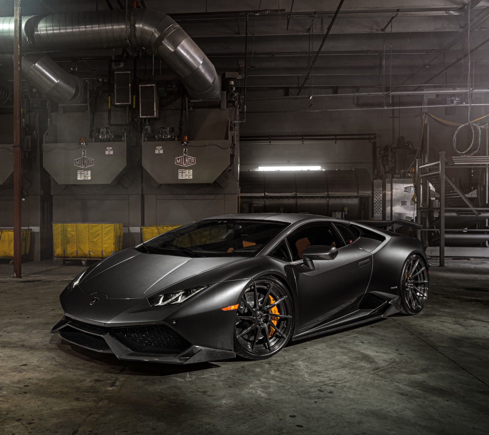 Un primer plano de un lamborghini negro estacionado en un garaje (ruedas adv1, negro, huracan, italia, lamborghini)