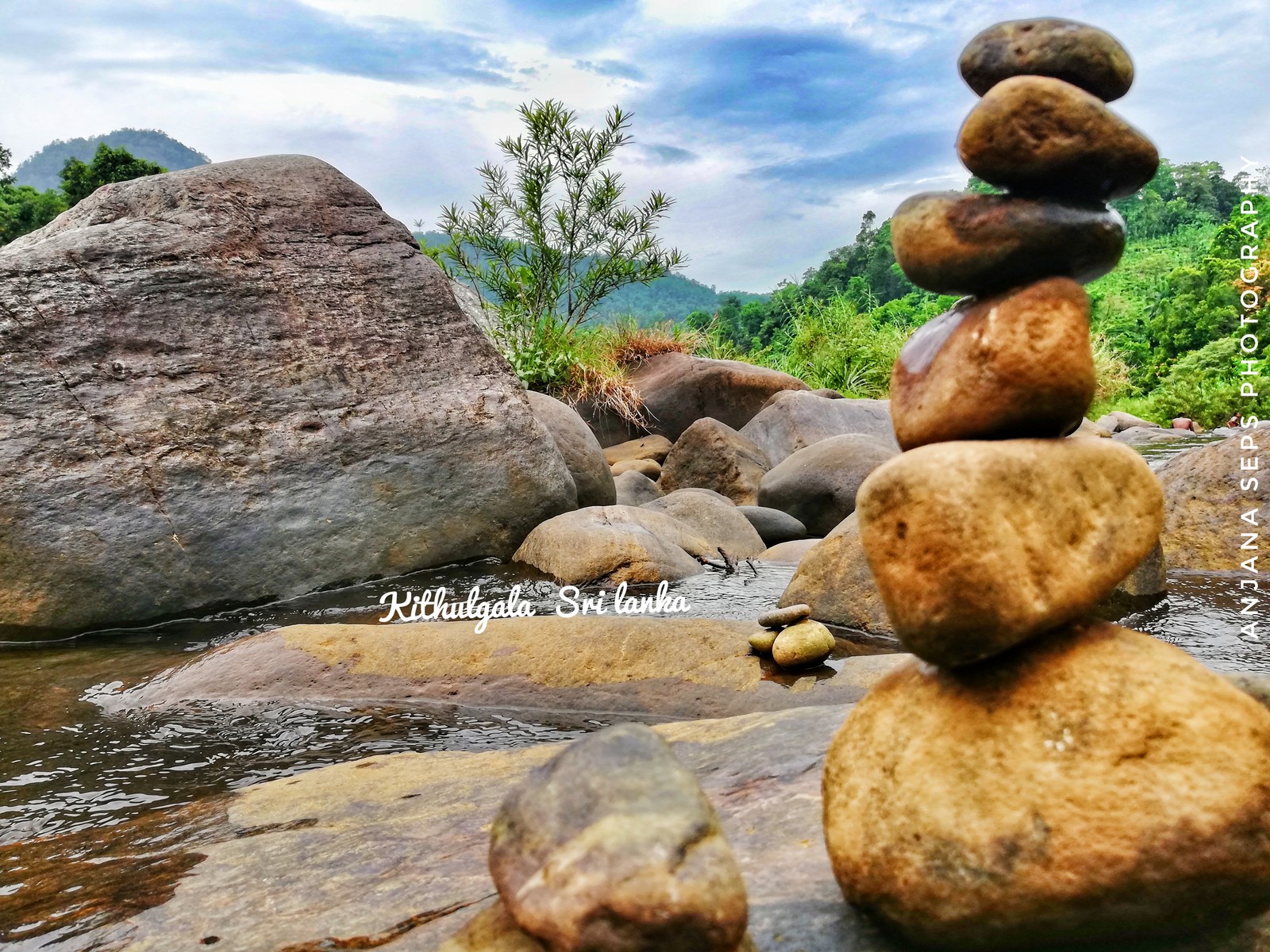 Um close-up de uma pilha de pedras em uma rocha em um rio (chile, kithulgala, lanka, natureza, rocha)