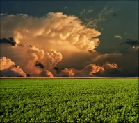 Paisaje romántico bajo nubes dramáticas