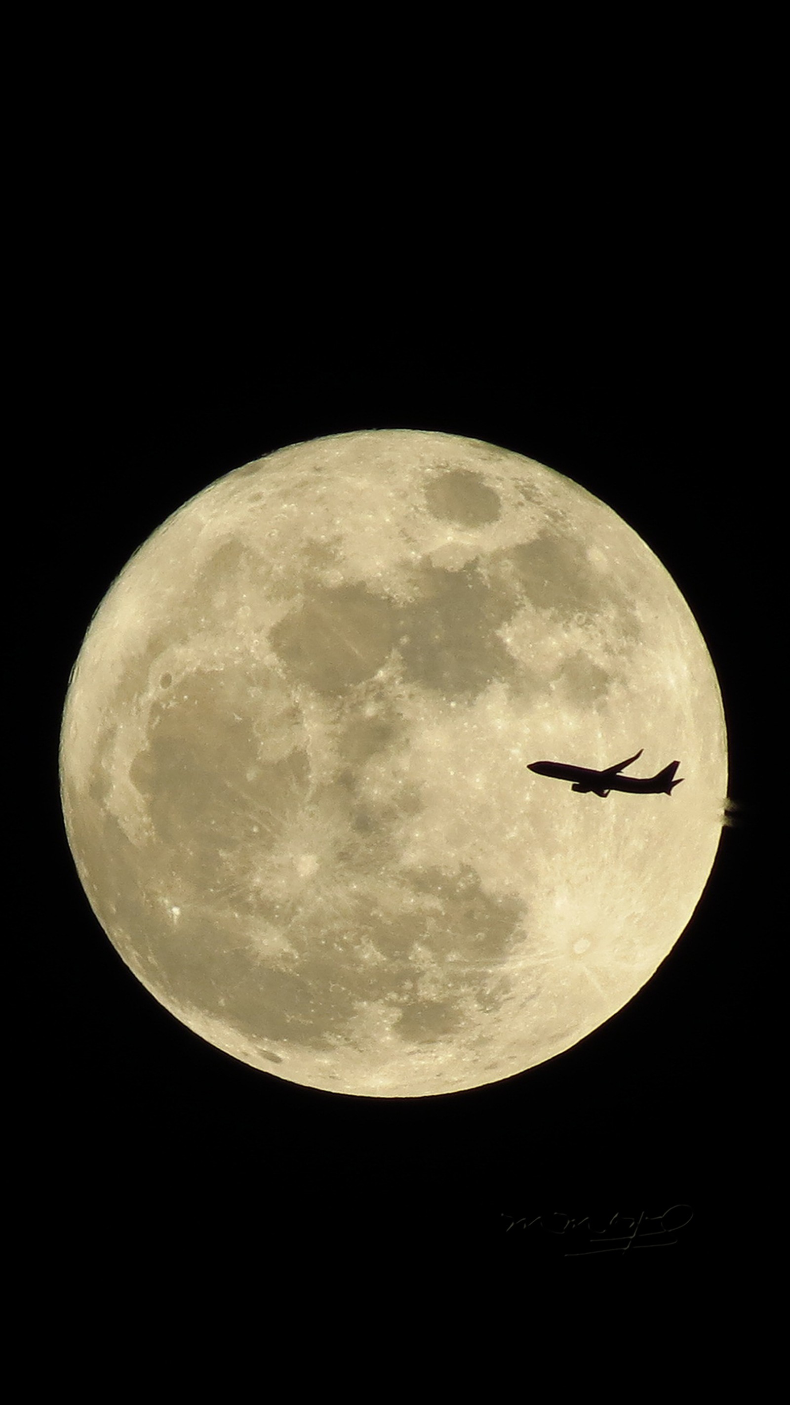 Un avion arafed volant devant une pleine lune avec un jet dans le ciel. (pleine lune, lune, avion, espace)