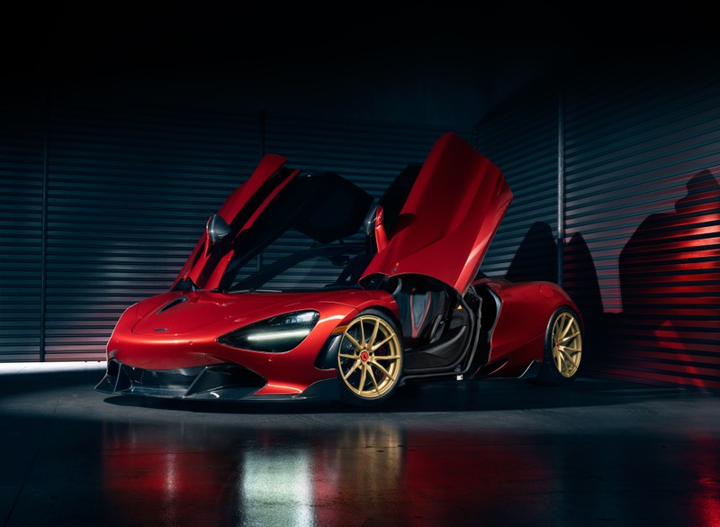 Красный автомобиль mclaren с открытыми дверями в гараже (мclaren 720s силверстоун аэродинамика, mclaren 720s silverstone aero, вортсайнер, 5k, 8k)