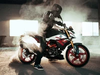 BMW G310R Motociclista Derrapando en Humo – 2021 Fondo de Pantalla 4K