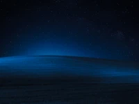 Paisagem noturna serena com colinas onduladas sob um céu estrelado