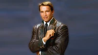 Arnold Schwarzenegger in einer stylischen Lederjacke, die Charisma und Selbstbewusstsein ausstrahlt.