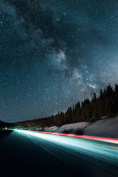 Noche estrellada en una carretera: camino iluminado bajo la Vía Láctea