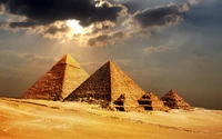 Pyramides égyptiennes anciennes contre un ciel dramatique