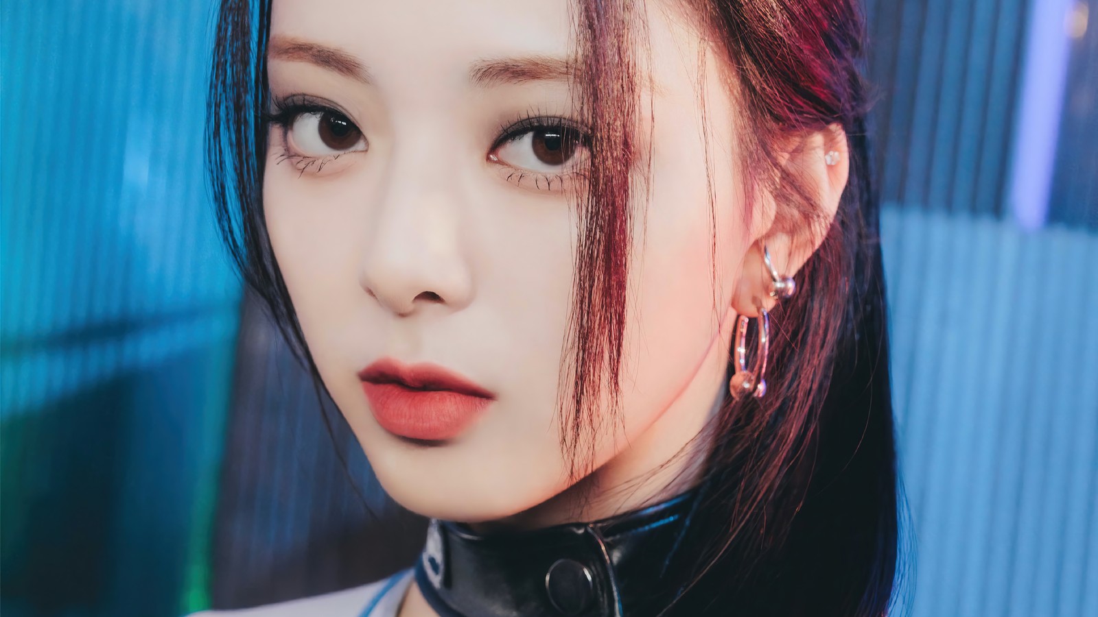 Gros plan d'une femme avec un col et un collier ras du cou (itzy, 있지, kpop, k pop, filles)