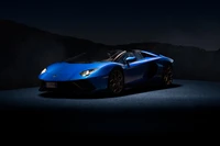 Lamborghini Aventador Ultimae Roadster in auffälligem Blau vor dunklem Hintergrund