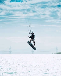 Spannendes Kitesurf-Abenteuer über funkelndem Wasser