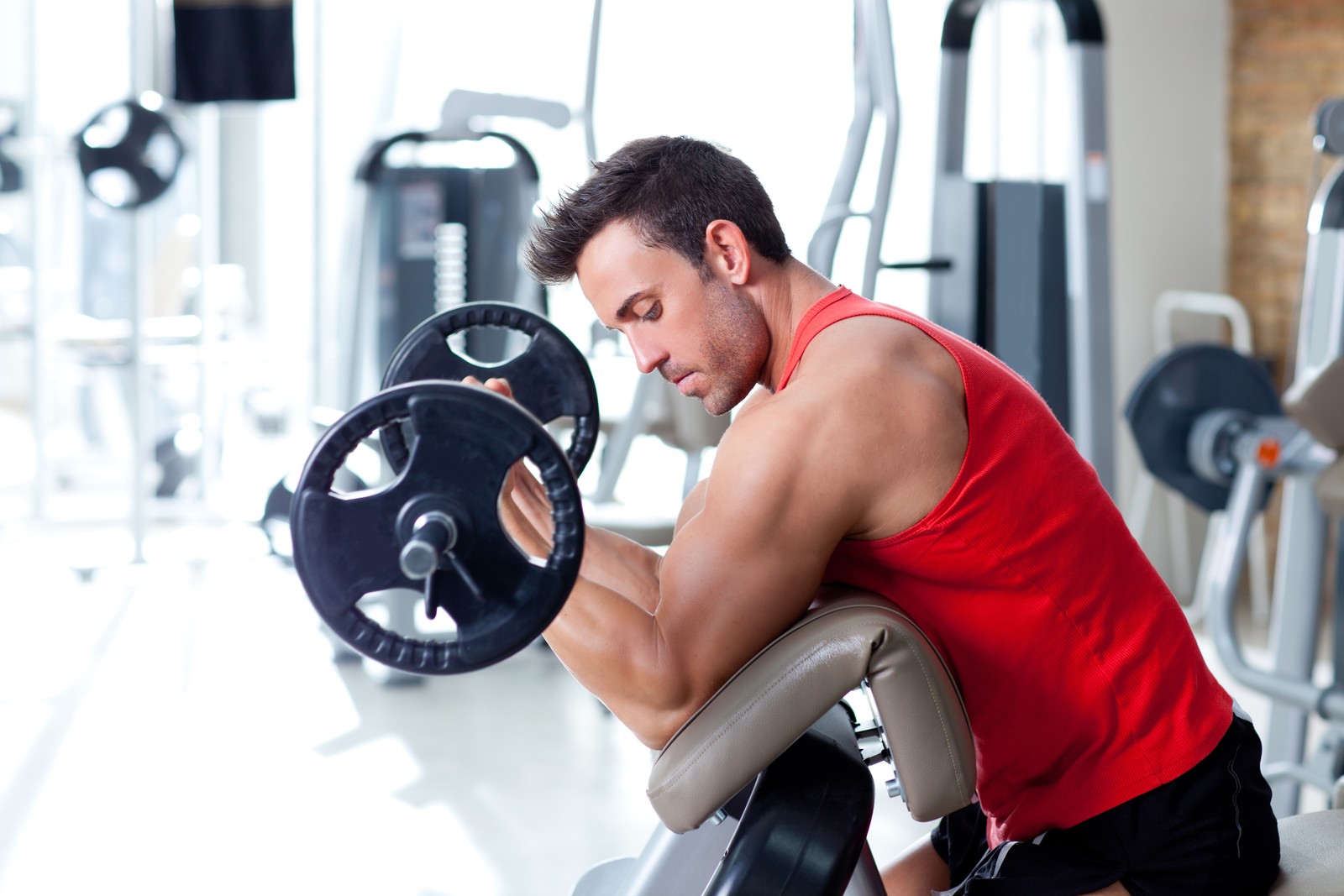 Um atleta na academia fazendo supino (exercício, músculo, treinamento de força, aptidão física, academia)