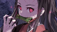 Nezuko Kamado en forme de démon, montrant sa muselière en bambou distinctive et ses yeux rouges frappants sur un fond sombre et atmosphérique.