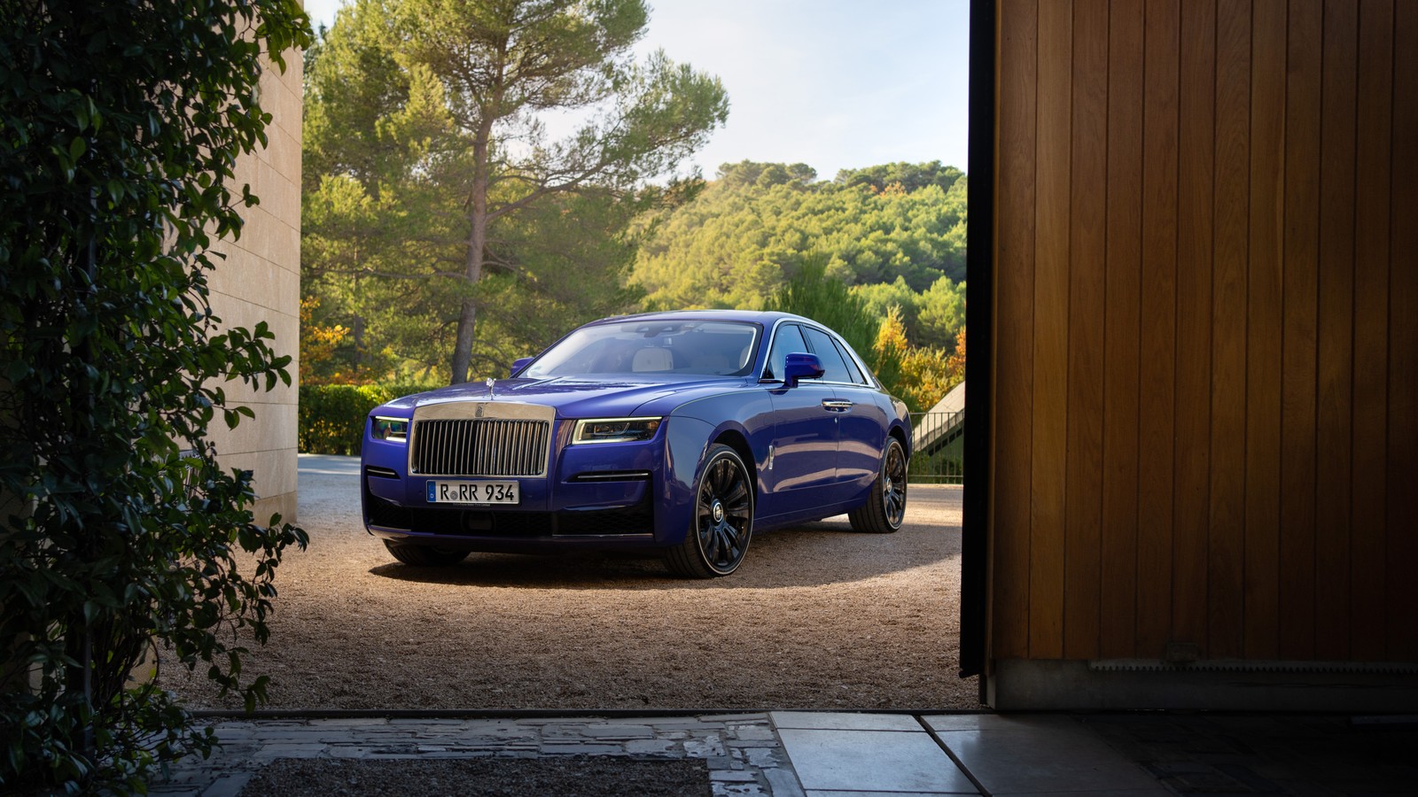 Синий роллс-ройс, припаркованный перед домом (роллс ройс призрак, rolls royce ghost, фиолетовый, 5k, 8k)