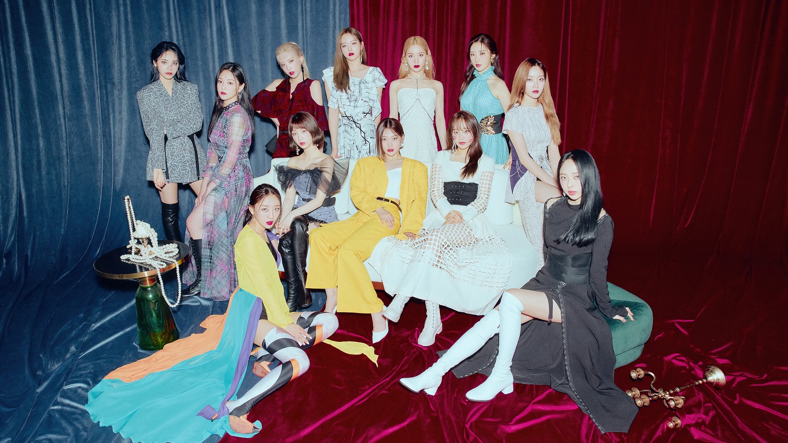 Un groupe de femmes posant pour une photo devant un rideau rouge (loona, idole du mois, 이달의 소녀, k pop, coréen)