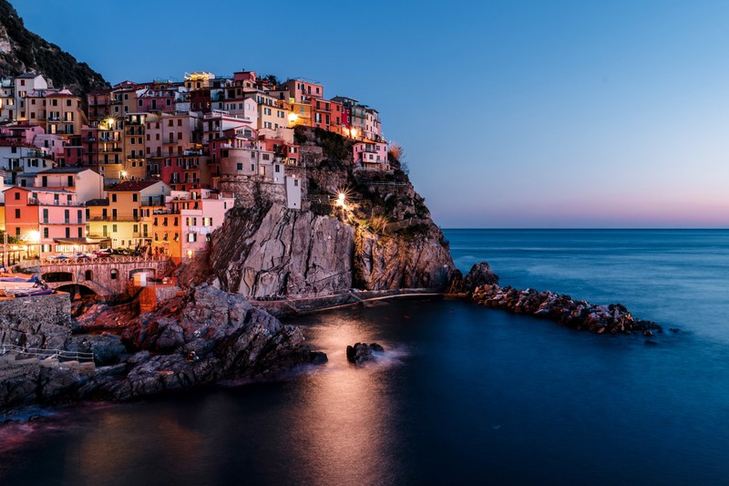 Панорамный вид на город на утесе с видом на океан (манарола, manarola, водоем, море, природа)