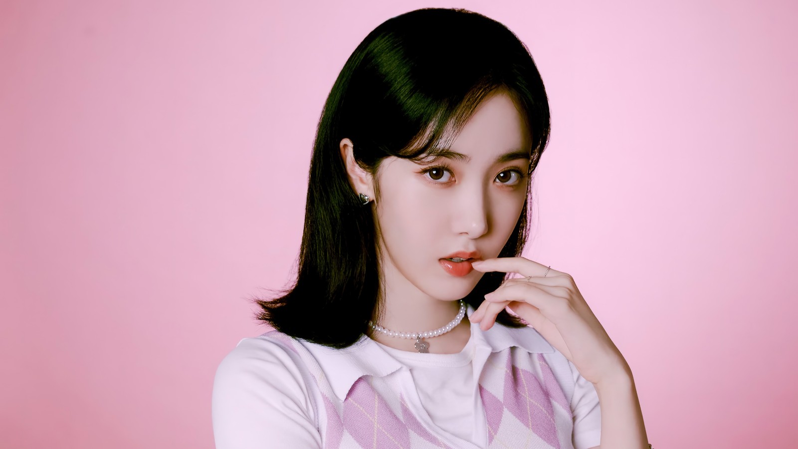 Araffe asian woman with a pink and white shirt and a pink and white tie (sinb, viviz, 비비지, kpop, k pop)