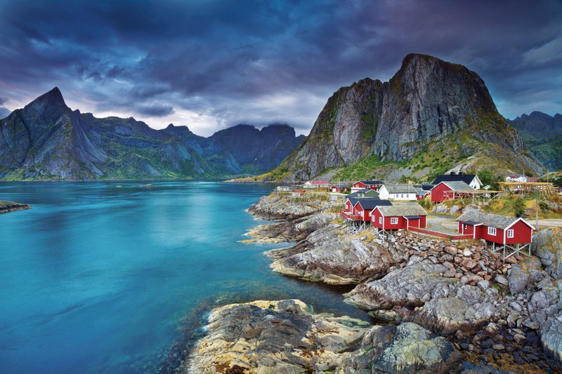 Вид на небольшую деревню на берегу горной цепи (лофотены, lofoten, фьорд, природа, гора)