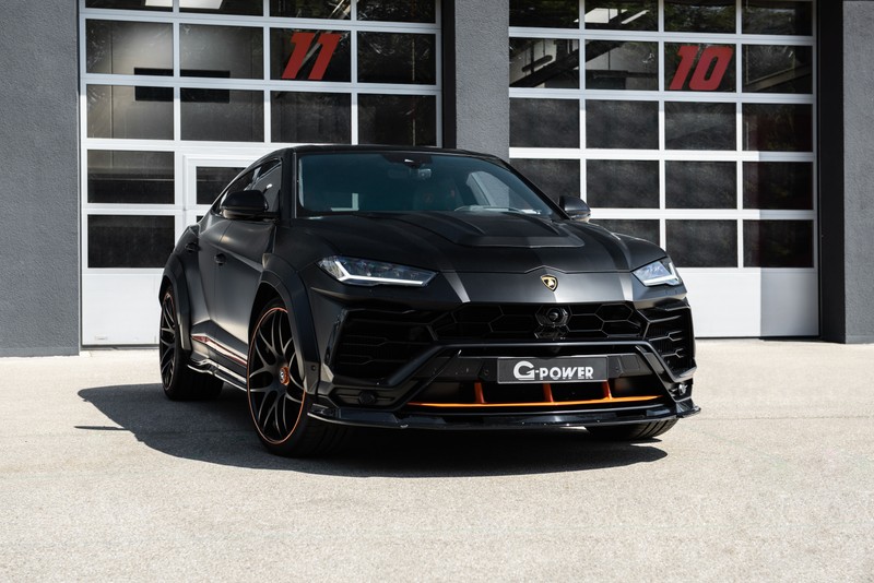 Крупный план черного внедорожника, припаркованного перед зданием (g power lamborghini urus, 2022, 5k, машины, обои 4k)