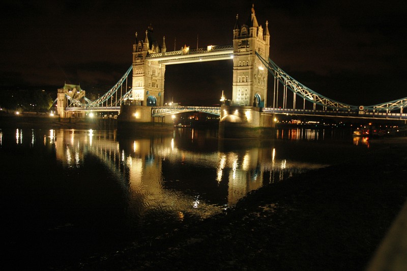 Араукариевый мост над водоемом ночью (tower bridge, биг бен, big ben, мост, ночь)