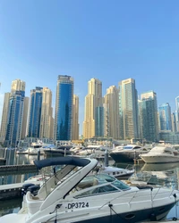 Vue de la marina avec des gratte-ciel dans une métropole animée