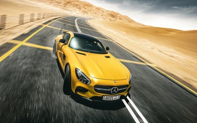 Dinámico Mercedes-Benz AMG GT amarillo en carretera desértica