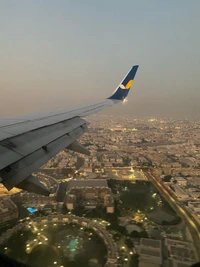 Stadtansicht von einem Flugzeug bei Dämmerung