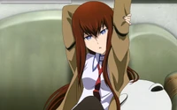 Kurisu Makise, se relaxant sur un canapé avec une expression pensive