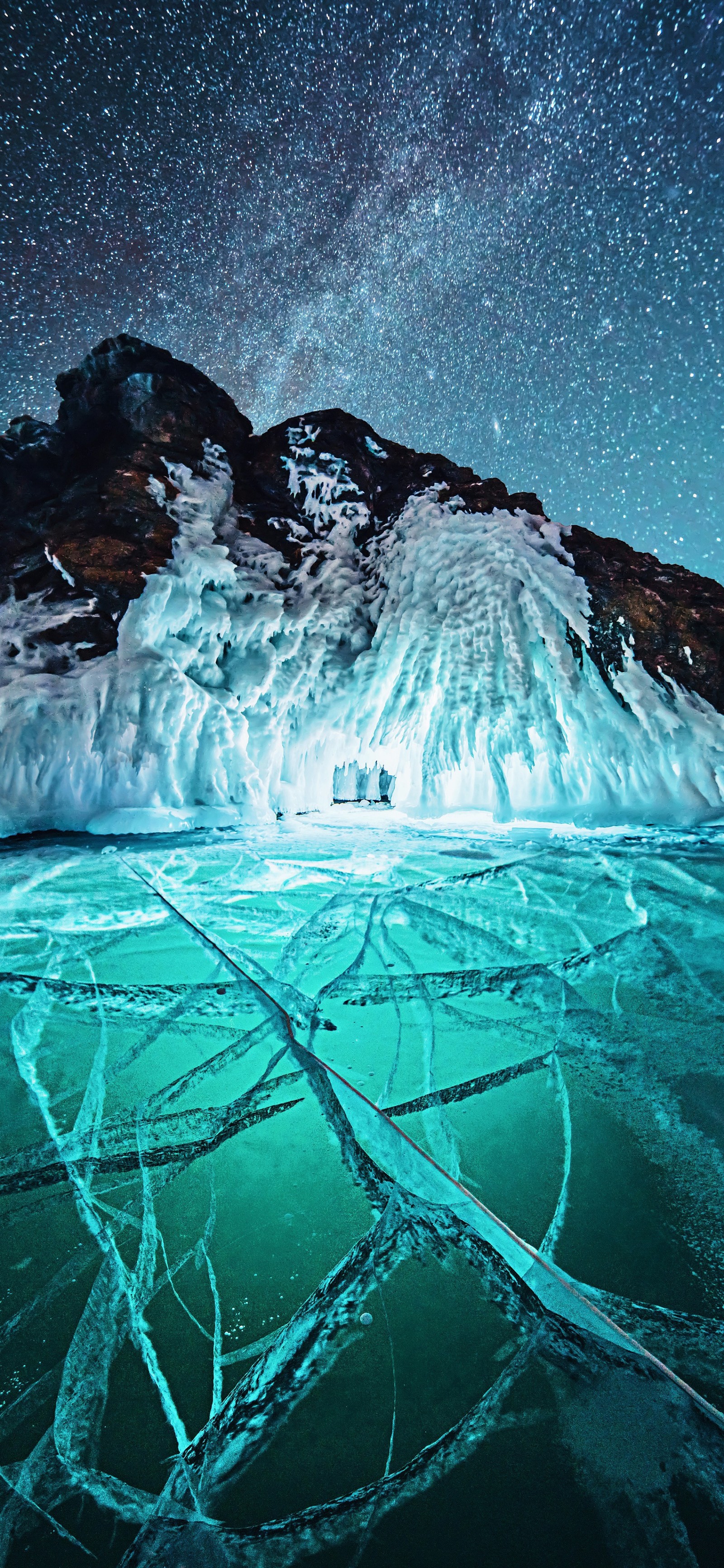 Céu estrelado sobre um lago congelado com uma montanha ao fundo (lago baikal, lago, natureza, mundo, azul celeste)