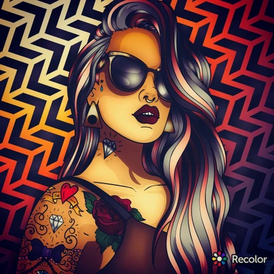 Chica elegante con tatuajes vibrantes y gafas de sol contra un fondo geométrico.