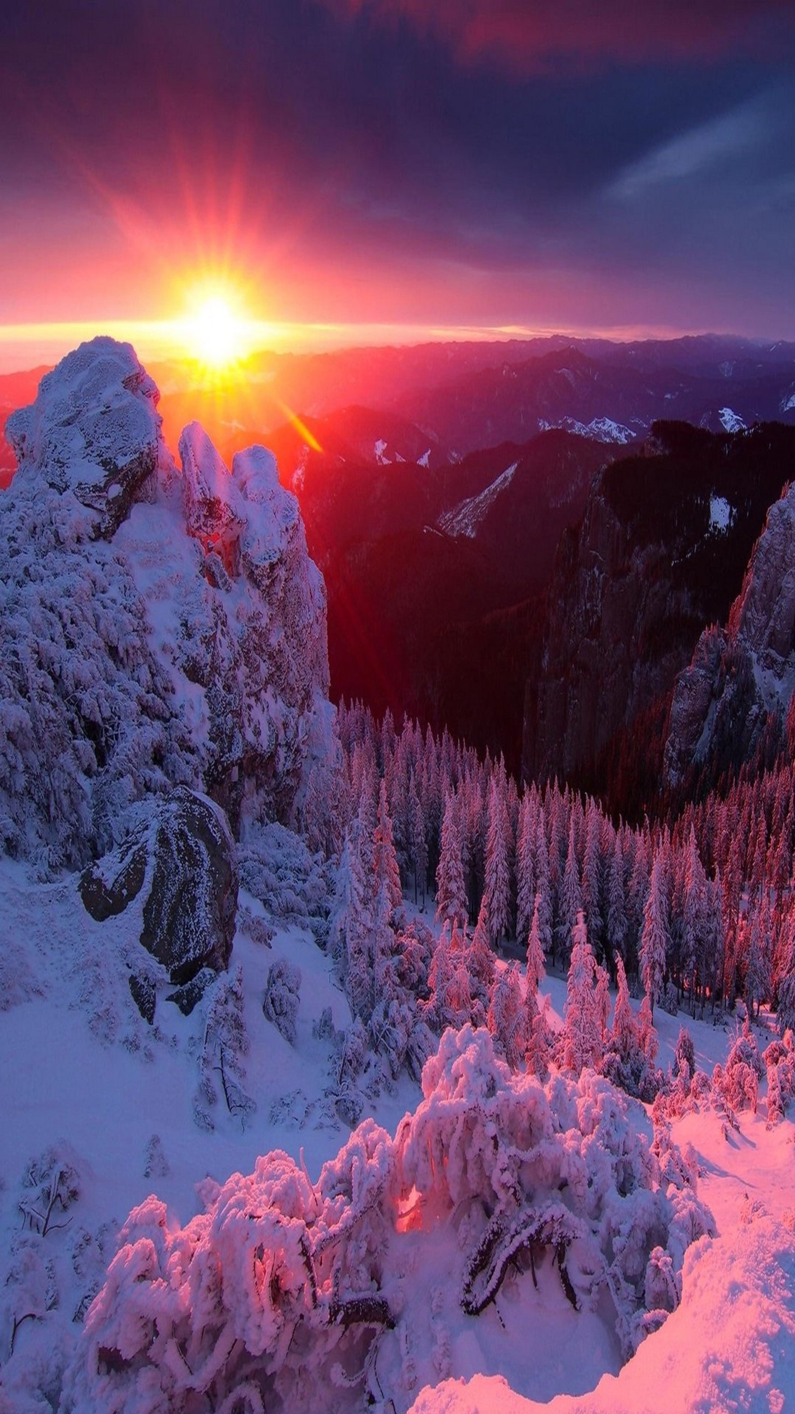 Montanha coberta de neve com um pôr do sol ao fundo (montanha, neve, sol, inverno)